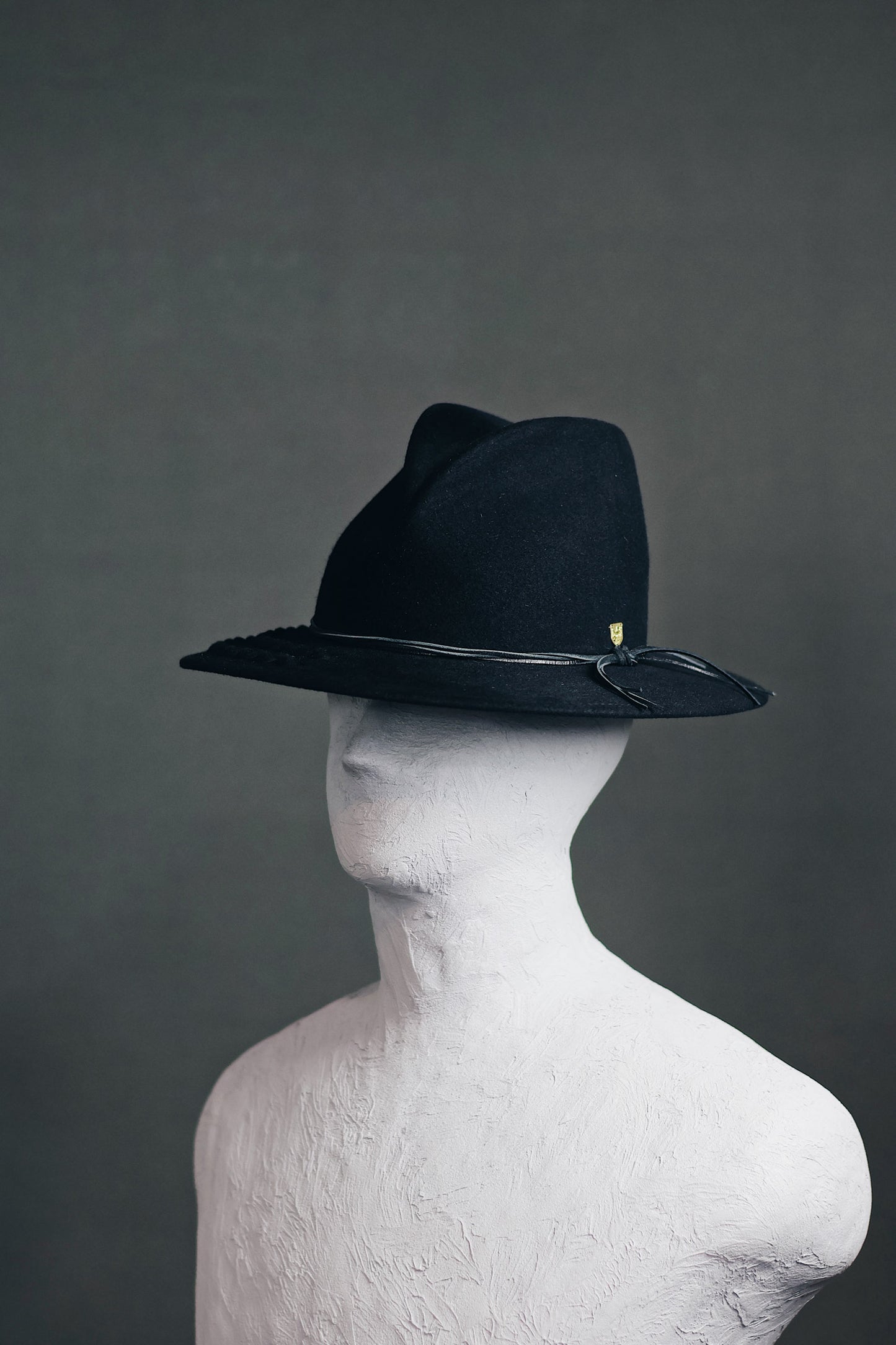 ARROW STUDS BRIM