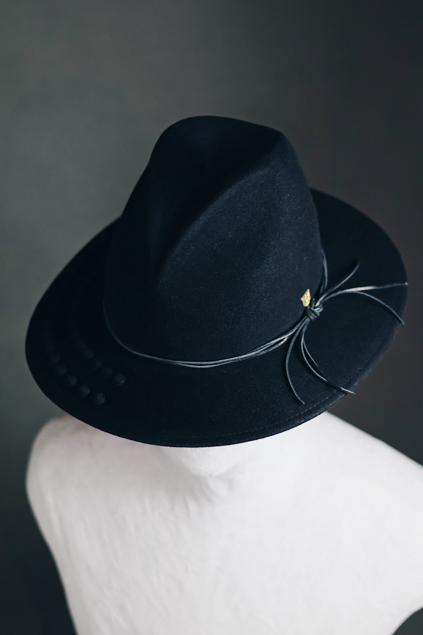 ARROW STUDS BRIM