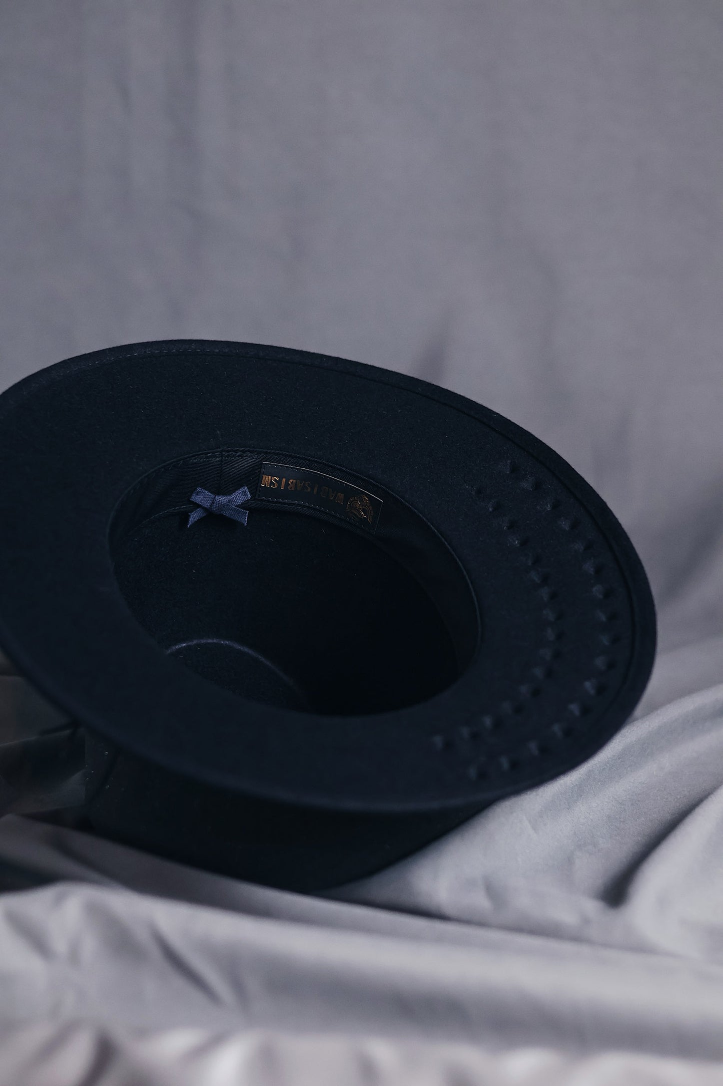ARROW STUDS BRIM